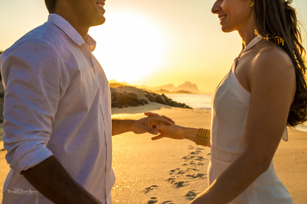 Ensaio de casal  ao pôr do sol na praia por Thiago Sant' Anna Fotografia.