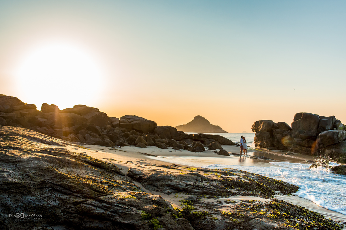 Ensaio de casal  ao pôr do sol na praia por Thiago Sant' Anna Fotografia.