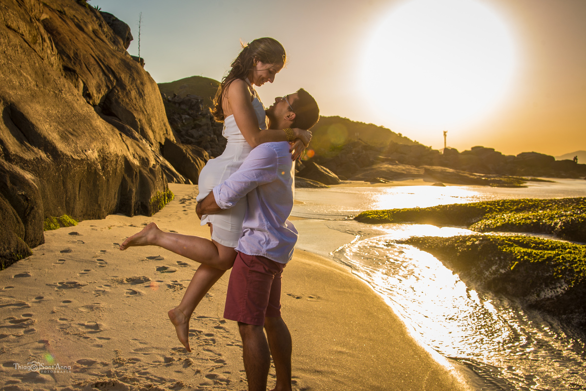 Ensaio de casal  ao pôr do sol na praia por Thiago Sant' Anna Fotografia.