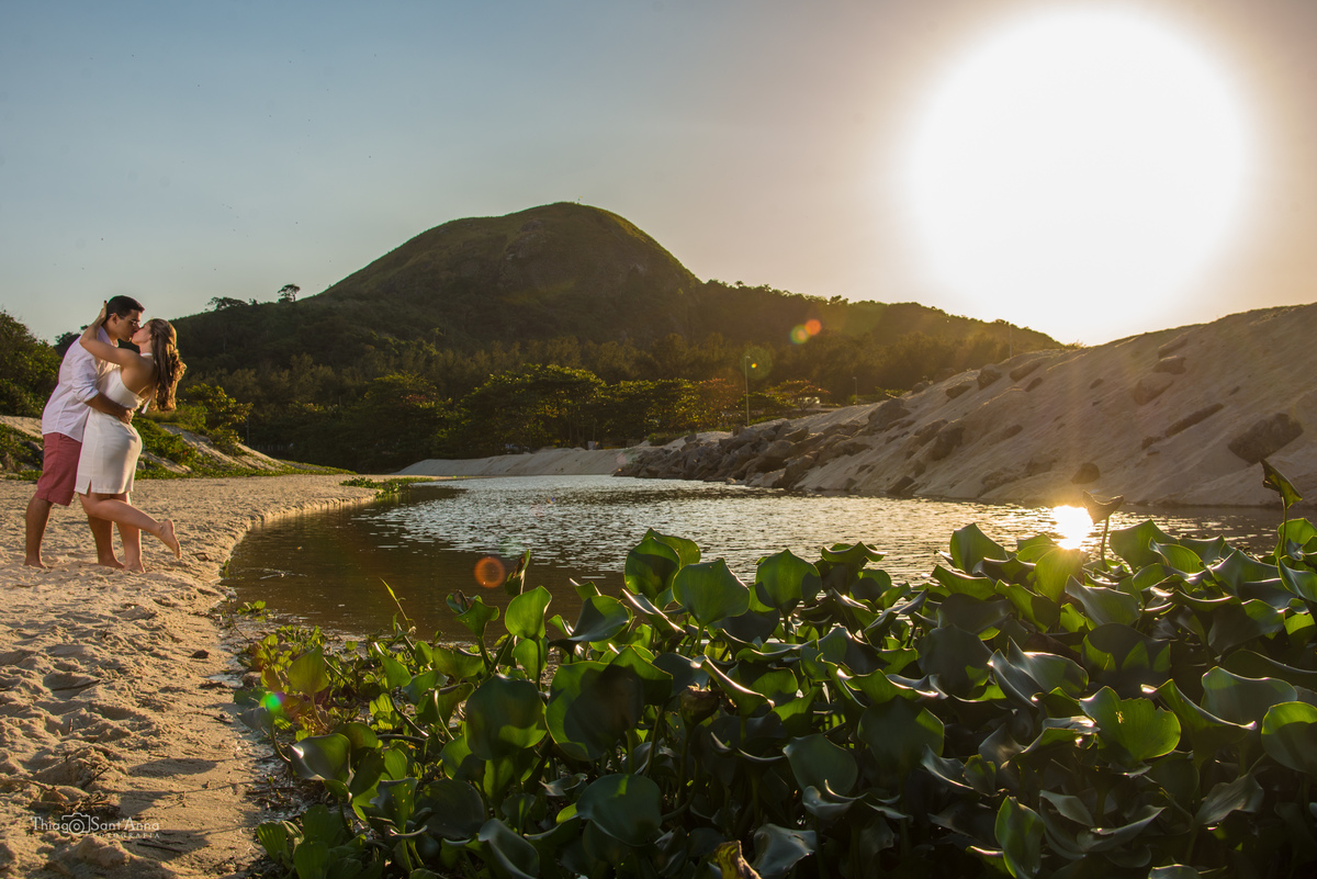 Ensaio de casal  ao pôr do sol na praia por Thiago Sant' Anna Fotografia.
