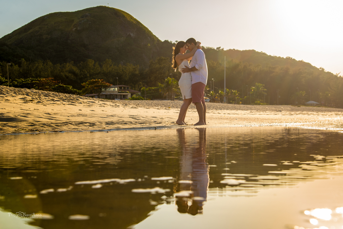 Ensaio de casal  ao pôr do sol na praia por Thiago Sant' Anna Fotografia.