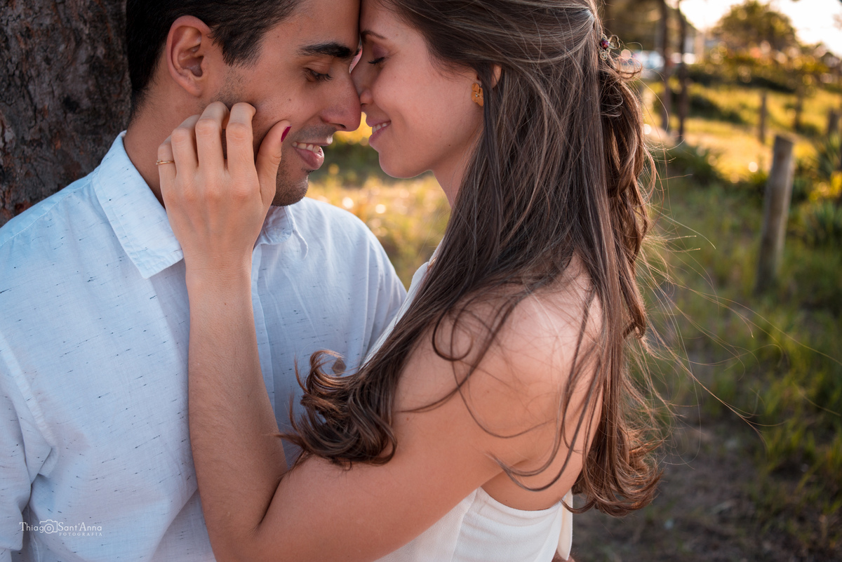 Ensaio de casal  ao pôr do sol na praia por Thiago Sant' Anna Fotografia.