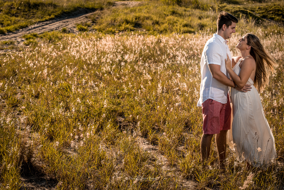 Ensaio de casal  ao pôr do sol na praia por Thiago Sant' Anna Fotografia.