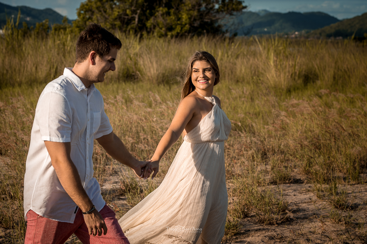 Ensaio de casal  ao pôr do sol na praia por Thiago Sant' Anna Fotografia.