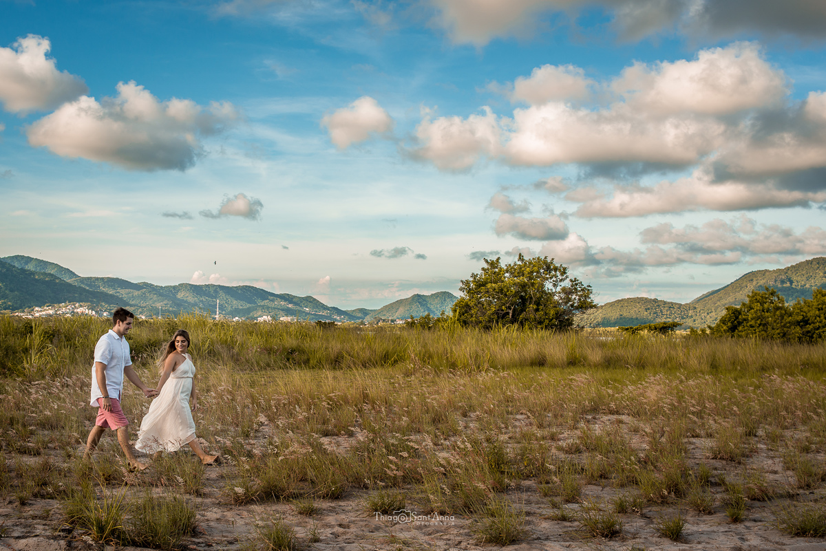Ensaio de casal  ao pôr do sol na praia por Thiago Sant' Anna Fotografia.