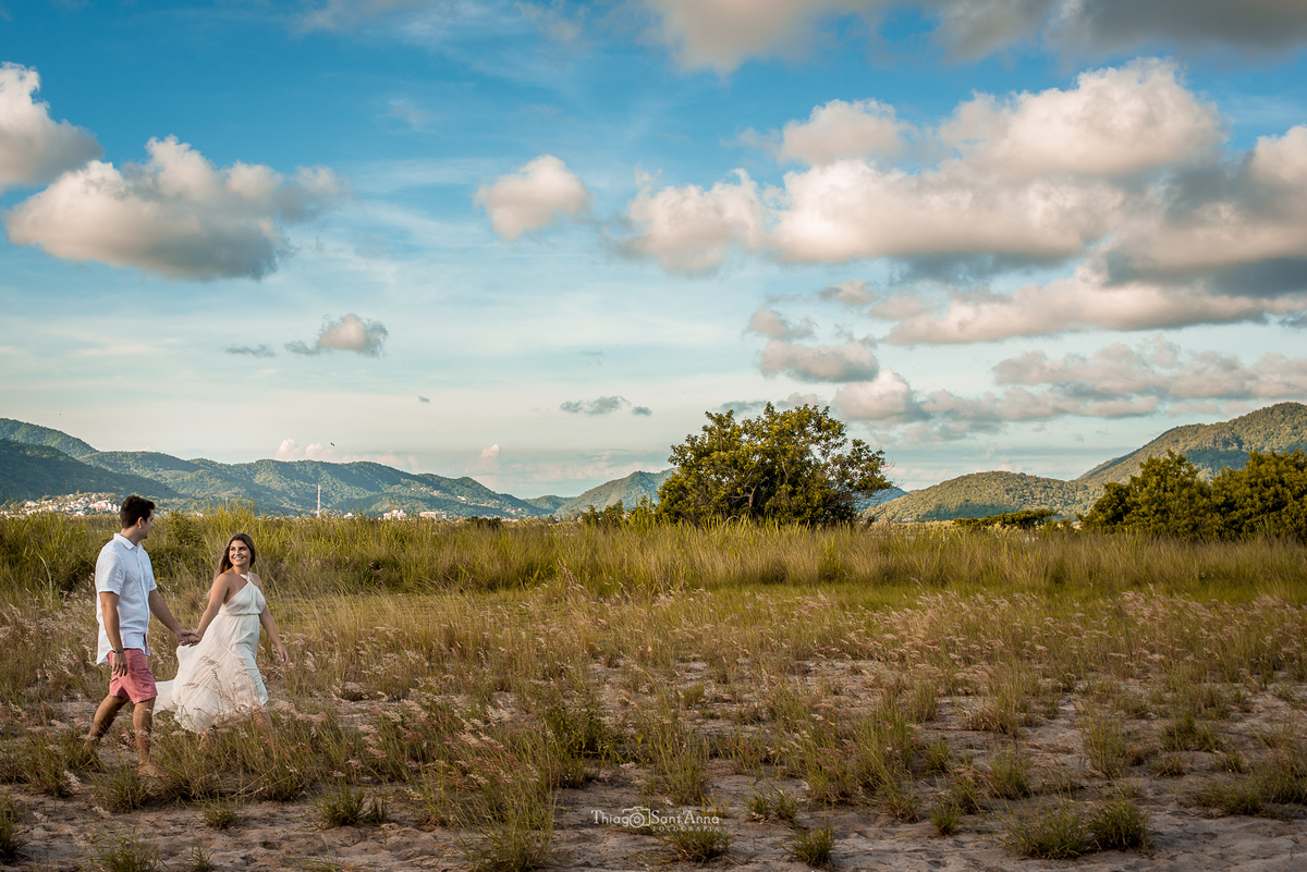Ensaio de casal  ao pôr do sol na praia por Thiago Sant' Anna Fotografia.