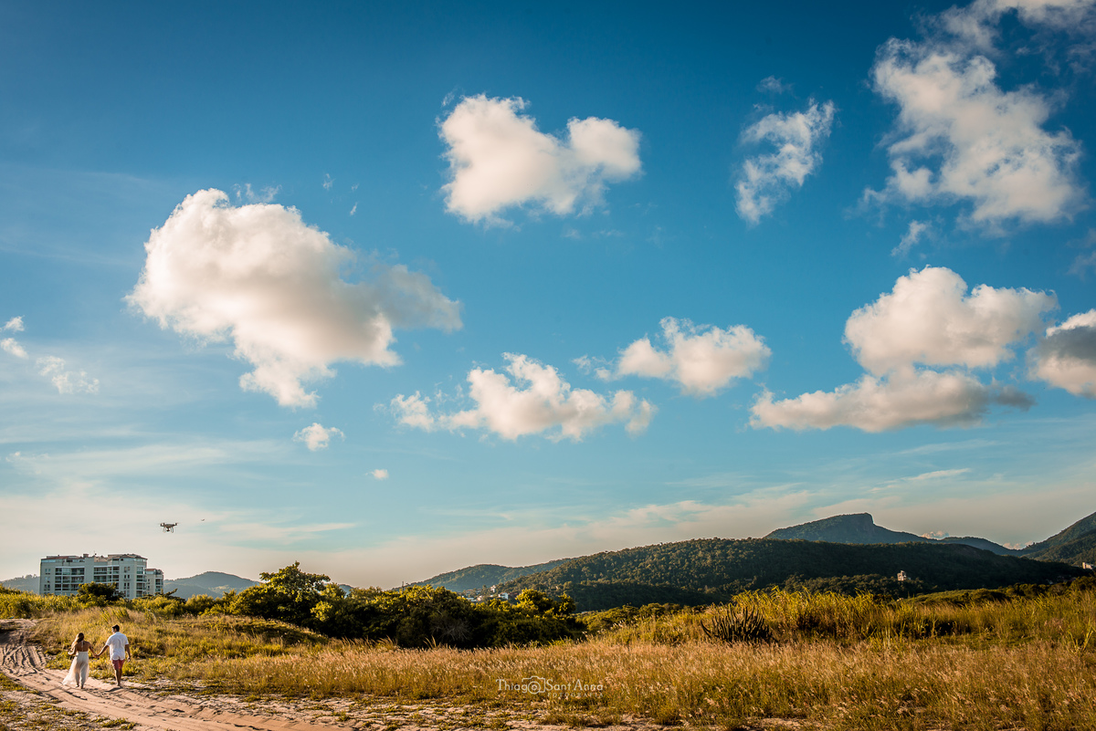 Ensaio de casal  ao pôr do sol na praia por Thiago Sant' Anna Fotografia.