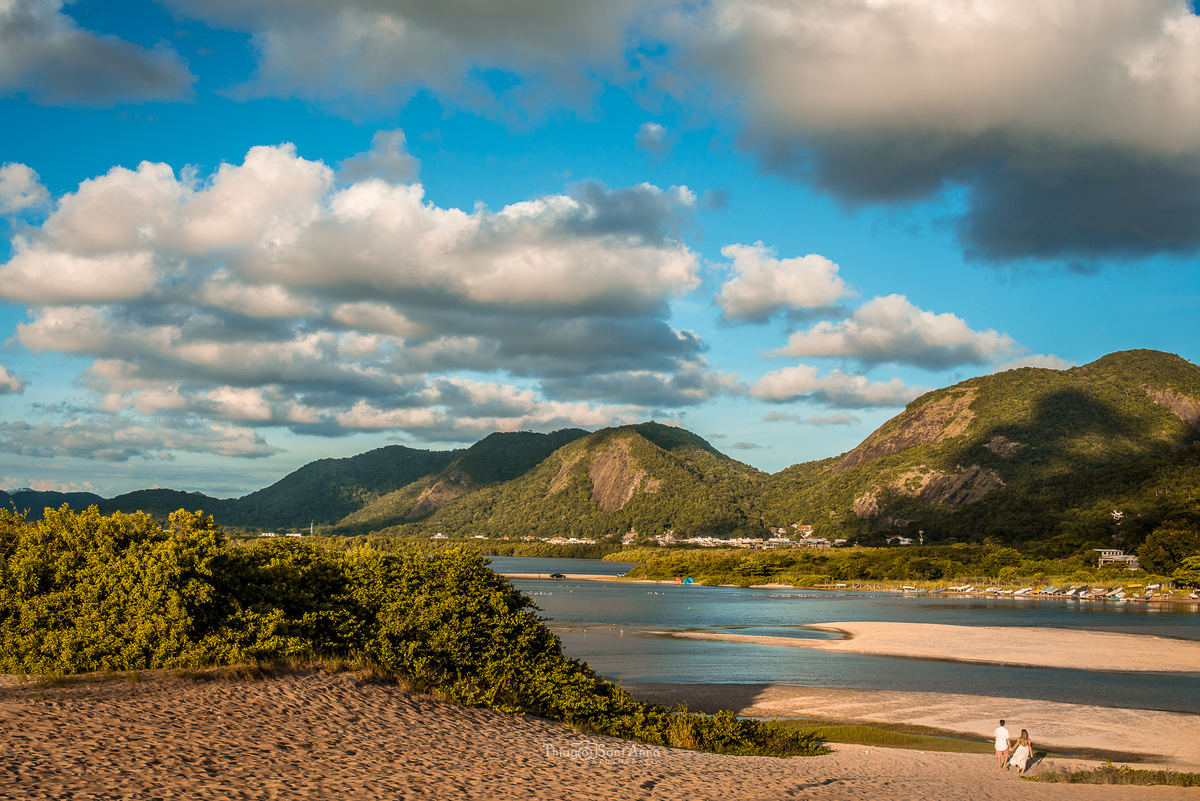 Ensaio de casal  ao pôr do sol na praia por Thiago Sant' Anna Fotografia.