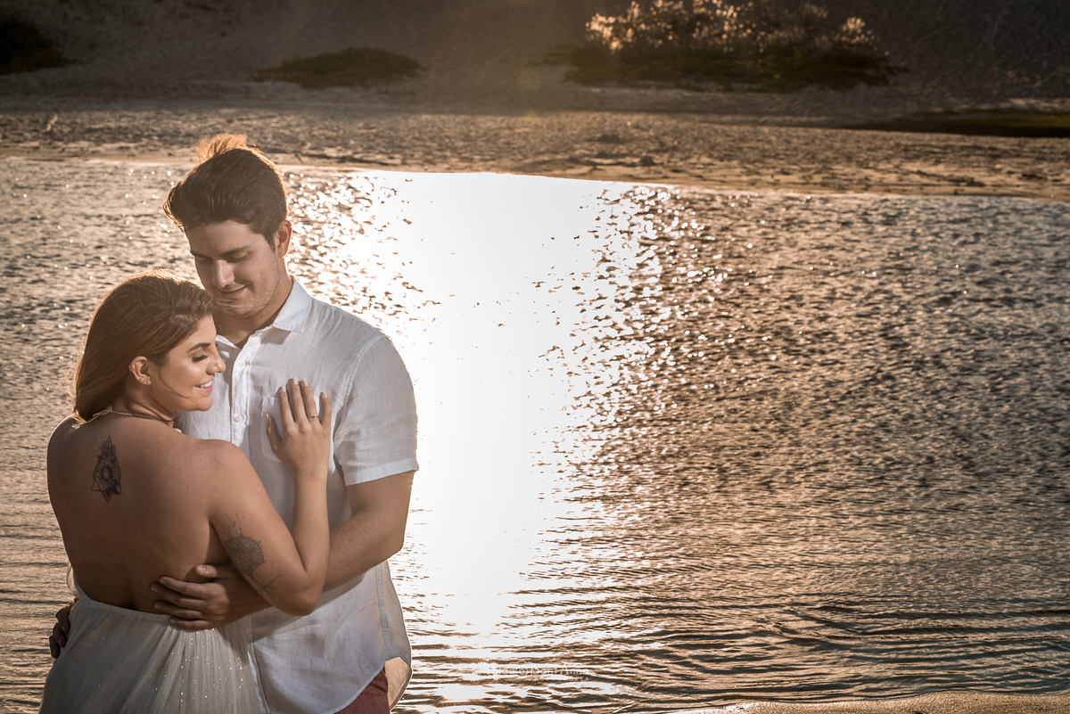 Ensaio de casal  ao pôr do sol na praia por Thiago Sant' Anna Fotografia.