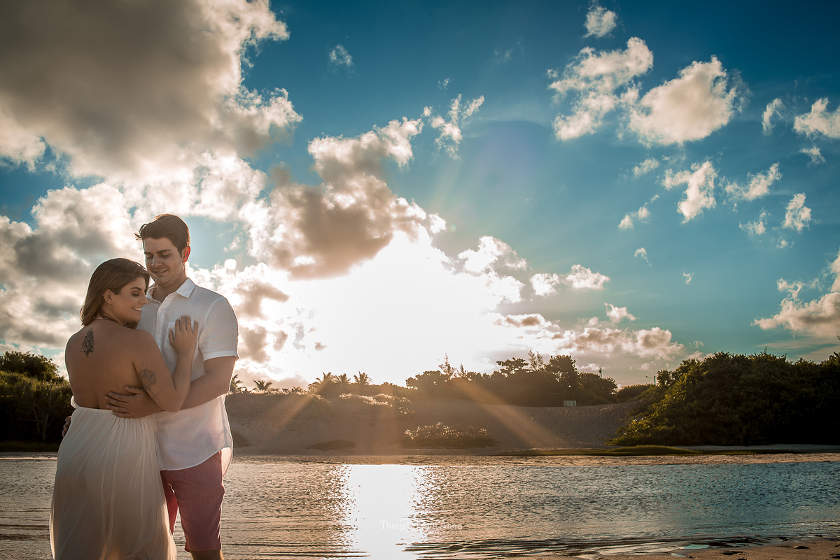 Ensaio de casal  ao pôr do sol na praia por Thiago Sant' Anna Fotografia.