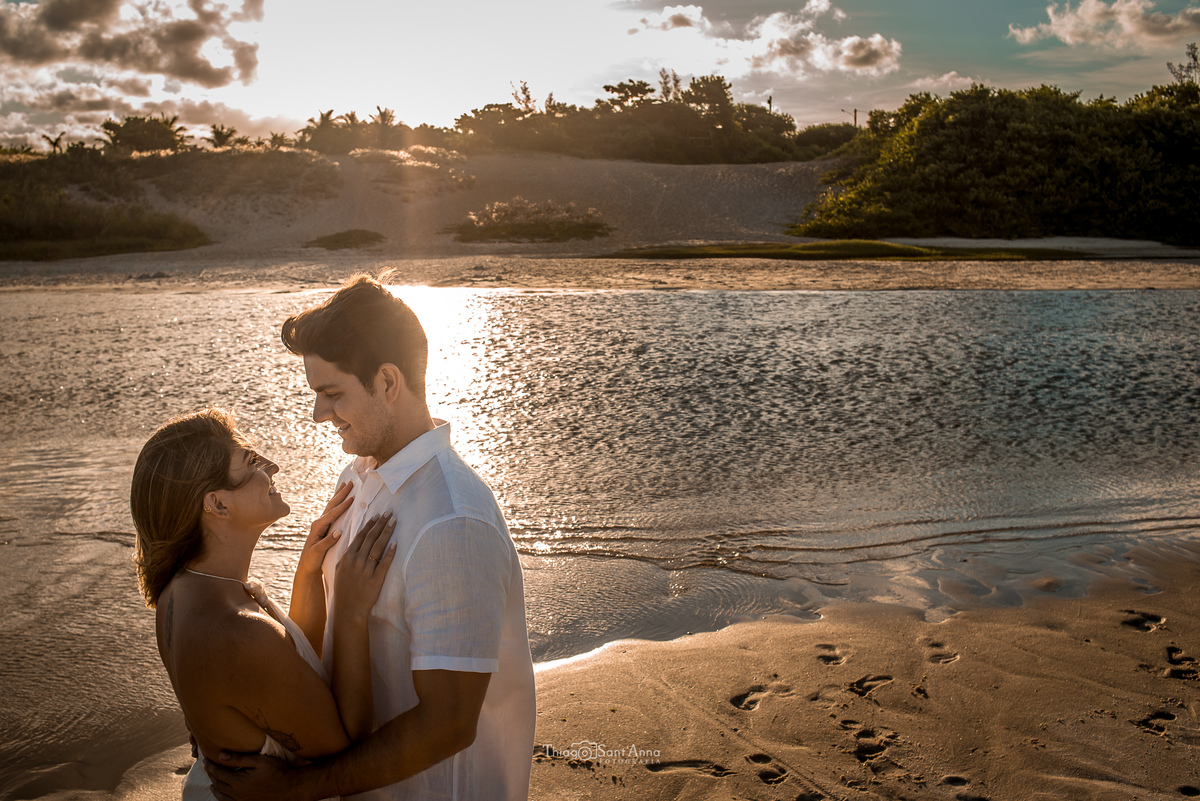 Ensaio de casal  ao pôr do sol na praia por Thiago Sant' Anna Fotografia.