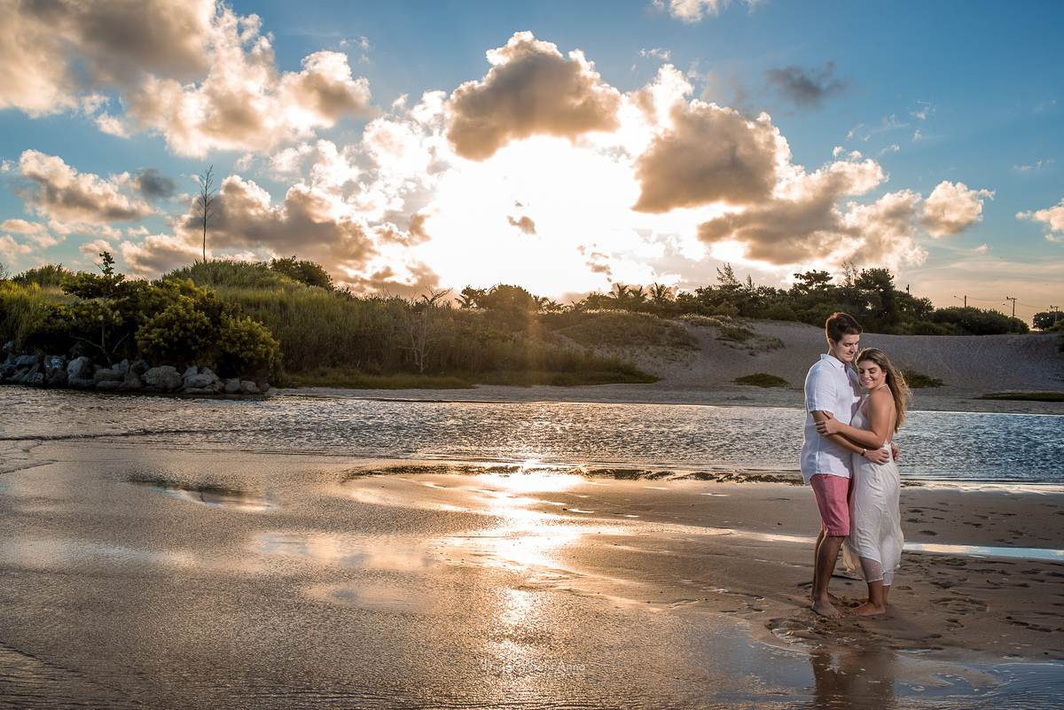 Ensaio de casal  ao pôr do sol na praia por Thiago Sant' Anna Fotografia.