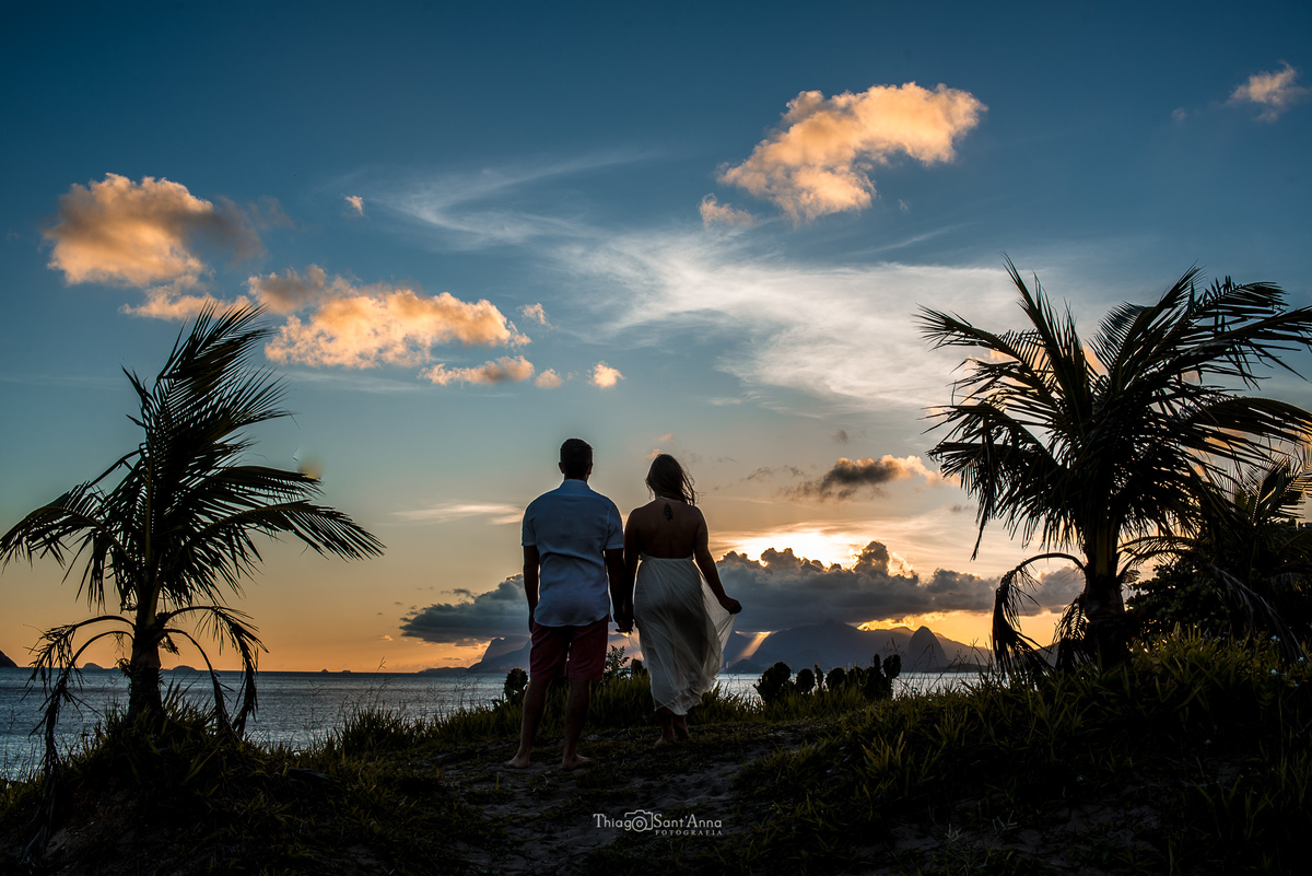Ensaio de casal  ao pôr do sol na praia por Thiago Sant' Anna Fotografia.
