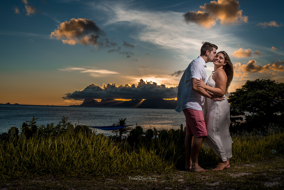 Ensaio de casal  ao pôr do sol na praia por Thiago Sant' Anna Fotografia.