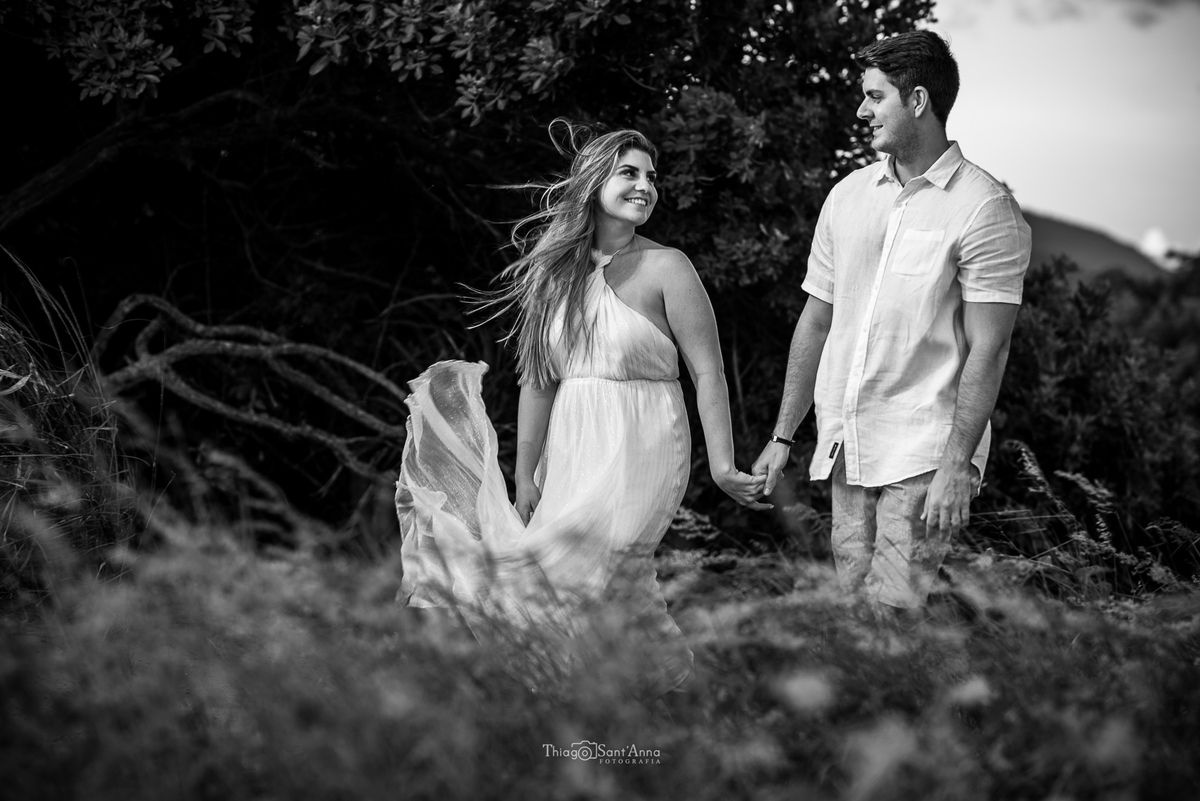 Ensaio de casal  ao pôr do sol na praia por Thiago Sant' Anna Fotografia.