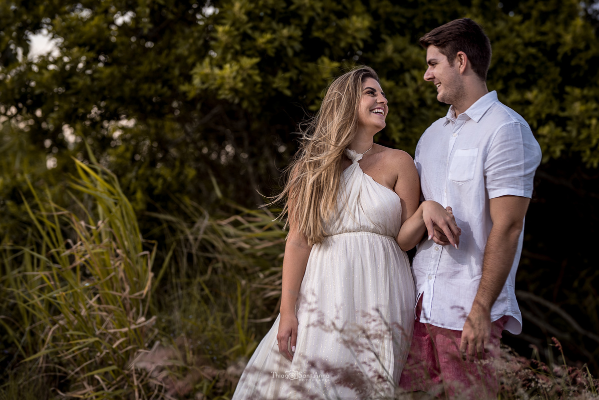 Ensaio de casal  ao pôr do sol na praia por Thiago Sant' Anna Fotografia.