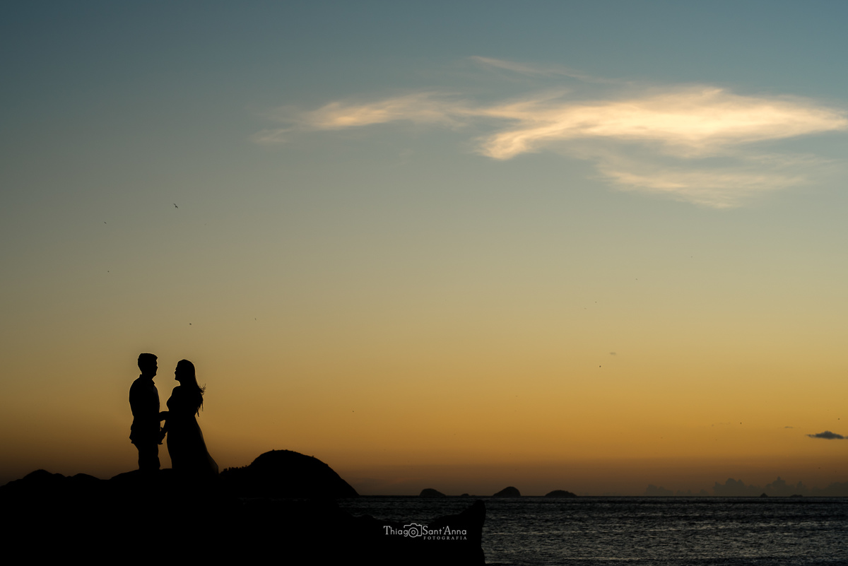 Ensaio de casal  ao pôr do sol na praia por Thiago Sant' Anna Fotografia.