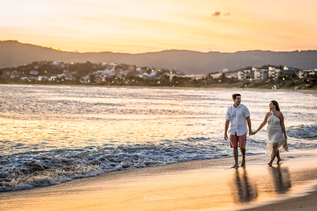 Ensaio de casal  ao pôr do sol na praia por Thiago Sant' Anna Fotografia.
