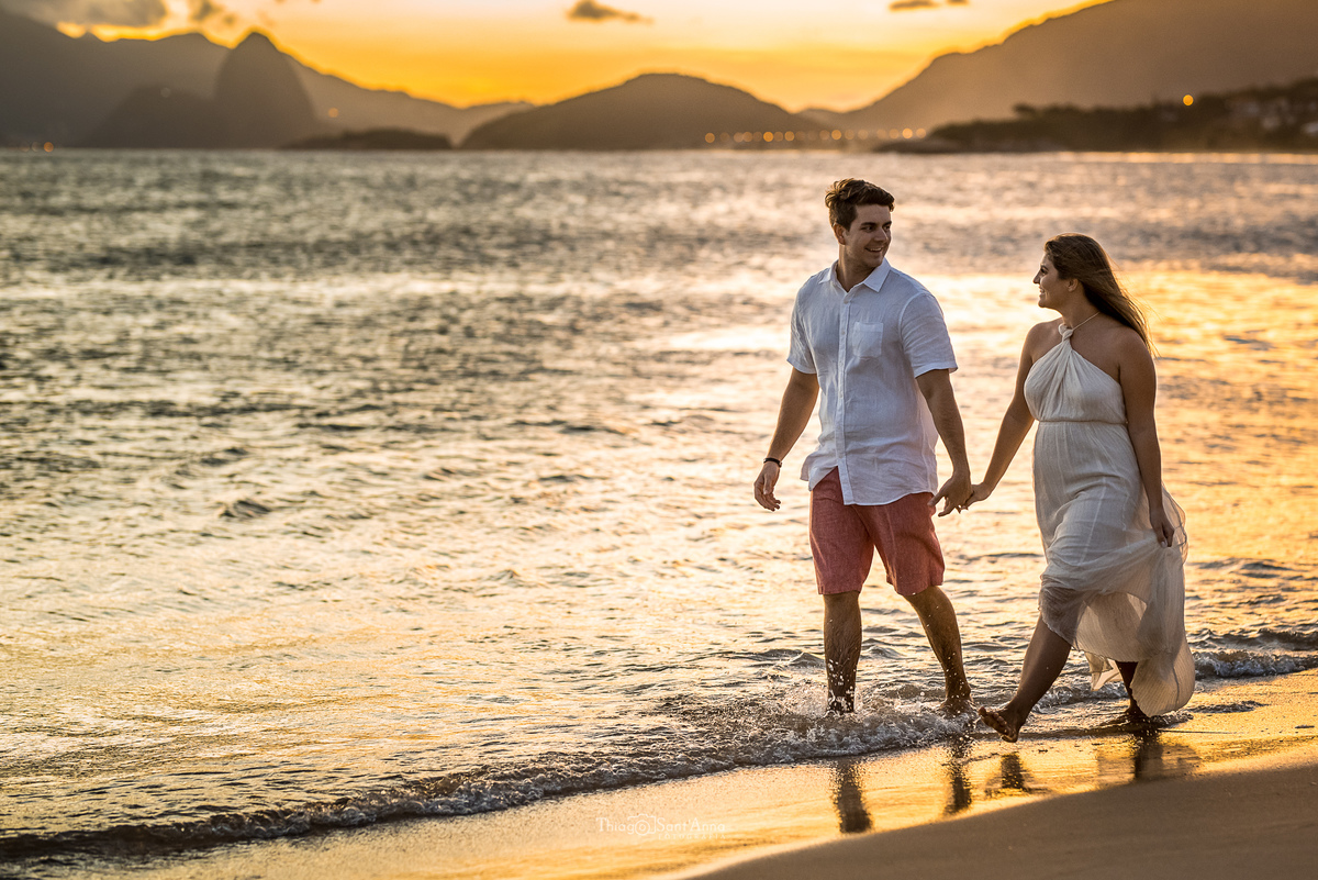 Ensaio de casal  ao pôr do sol na praia por Thiago Sant' Anna Fotografia.