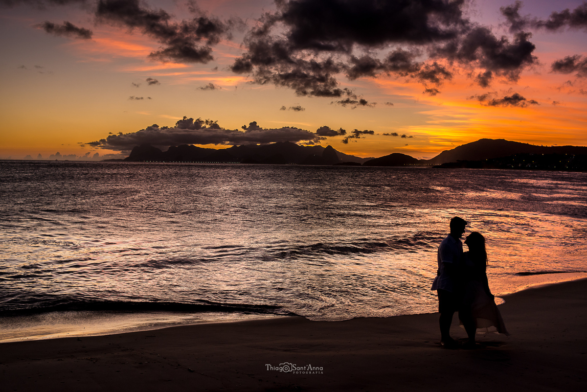 Ensaio de casal  ao pôr do sol na praia por Thiago Sant' Anna Fotografia.