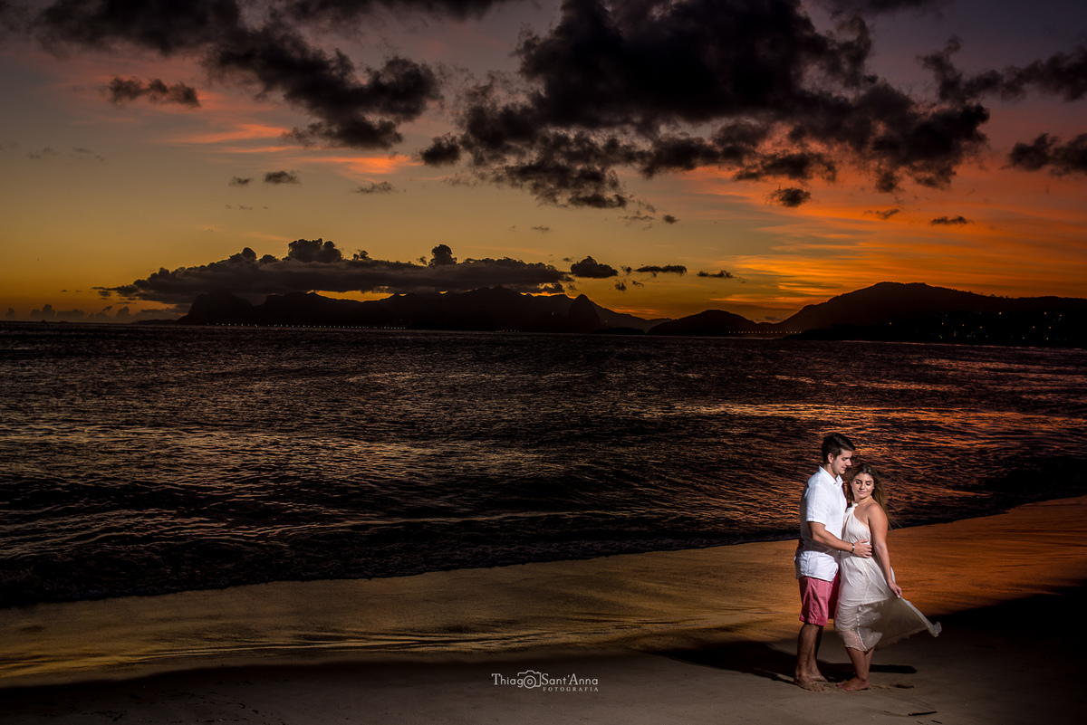 Ensaio de casal  ao pôr do sol na praia por Thiago Sant' Anna Fotografia.