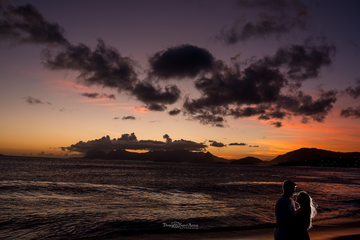 Ensaio de casal  ao pôr do sol na praia por Thiago Sant' Anna Fotografia.