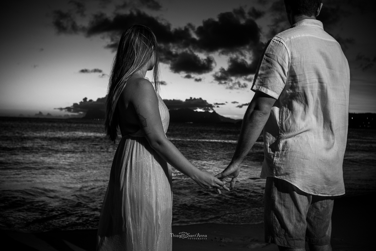 Ensaio de casal  ao pôr do sol na praia por Thiago Sant' Anna Fotografia.