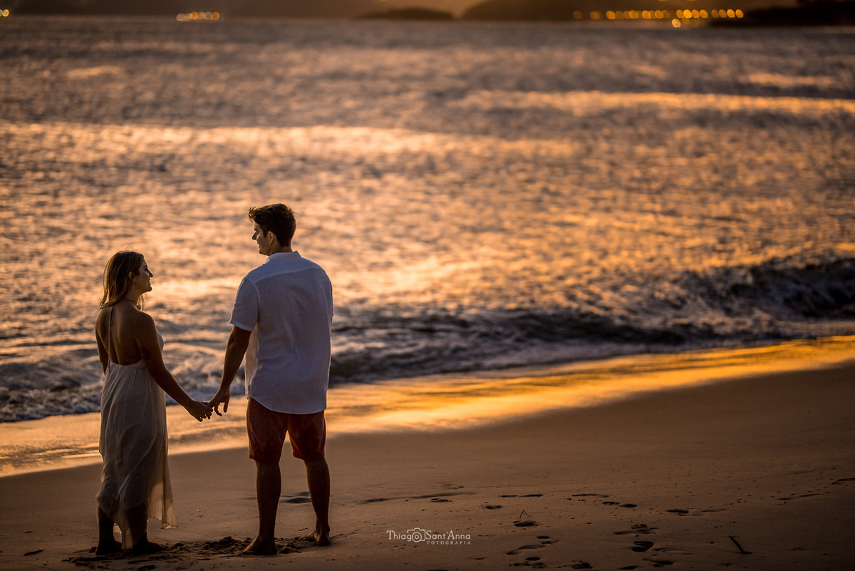 Ensaio de casal  ao pôr do sol na praia por Thiago Sant' Anna Fotografia.
