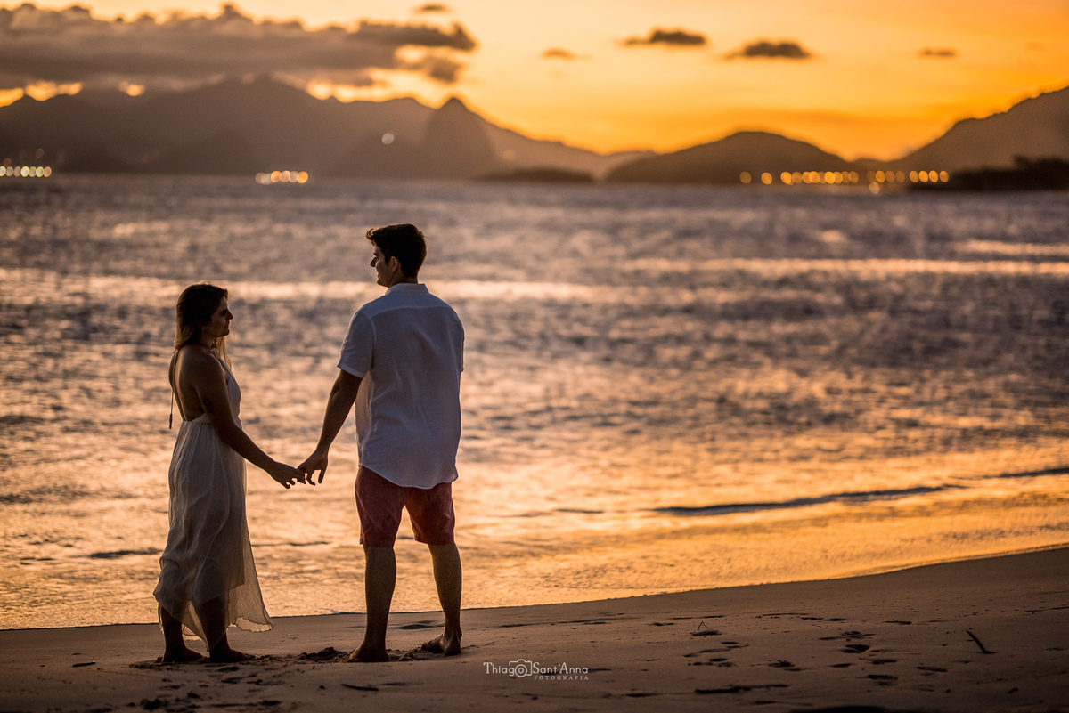 Ensaio de casal  ao pôr do sol na praia por Thiago Sant' Anna Fotografia.