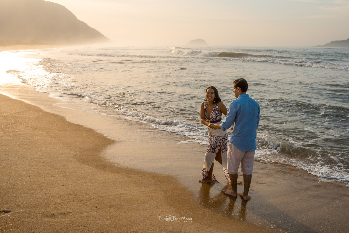 Ensaio pré casamento na praia por Thiago Sant' Anna Fotografia.