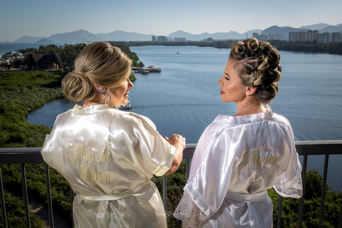 noiva e sua mãe observam a paisagem se preparam para o casamento