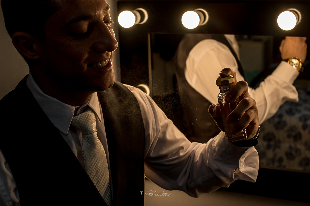 noivo sorri e se perfuma