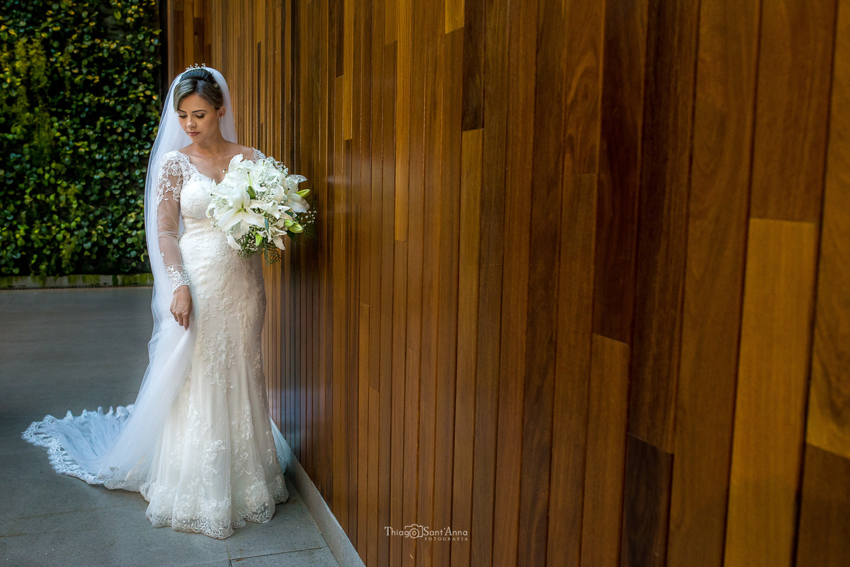 noiva vestido véu buque parede revestida madeira parede viva ao fundo