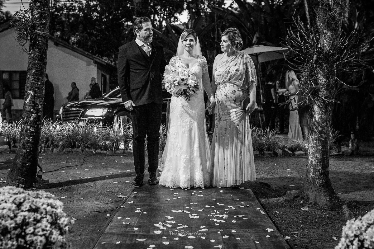 entrada a noiva com seus pais preto e branco