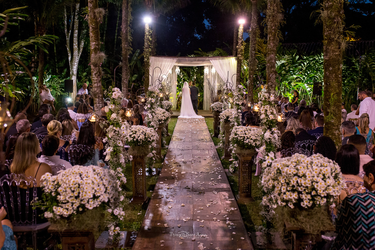 caminho até o altar pétalas de rosa decoração flores brancas 