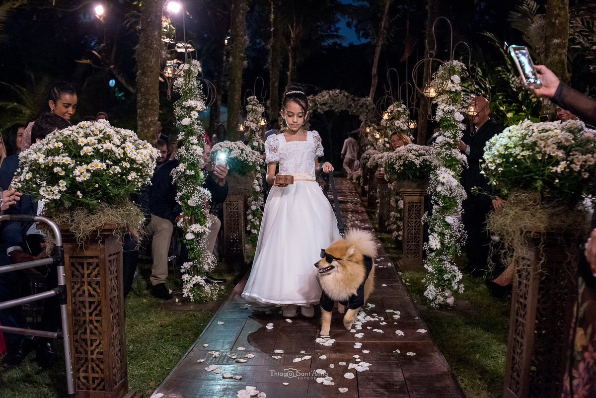 entrada dama de honra com pet dos noivos decoração pétalas de rosa flores brancas 
