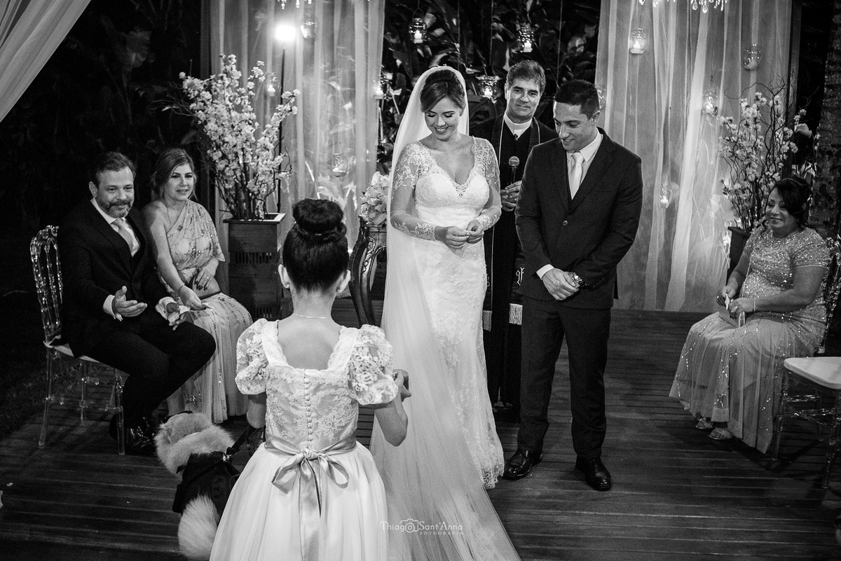 noivos recebem dama de honra pet alianças preto e branco 