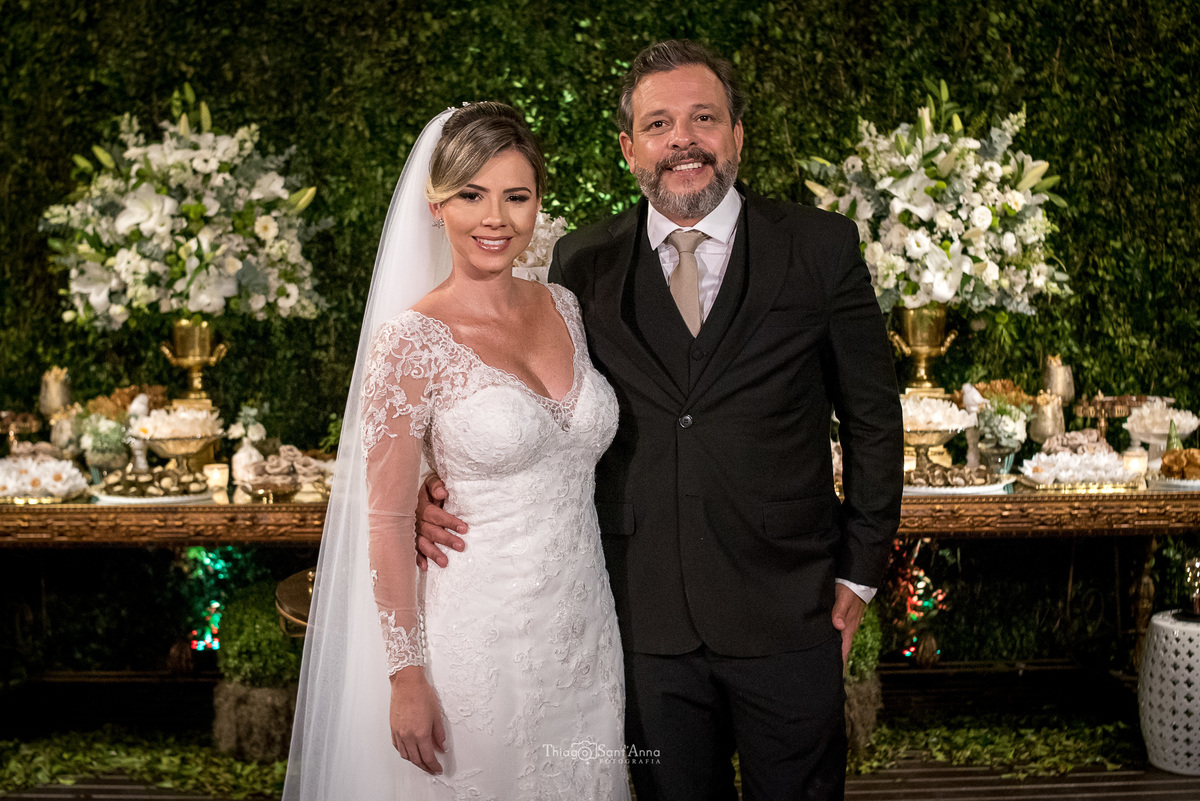 noiva pai da noiva decoração dourado flores brancas parede viva