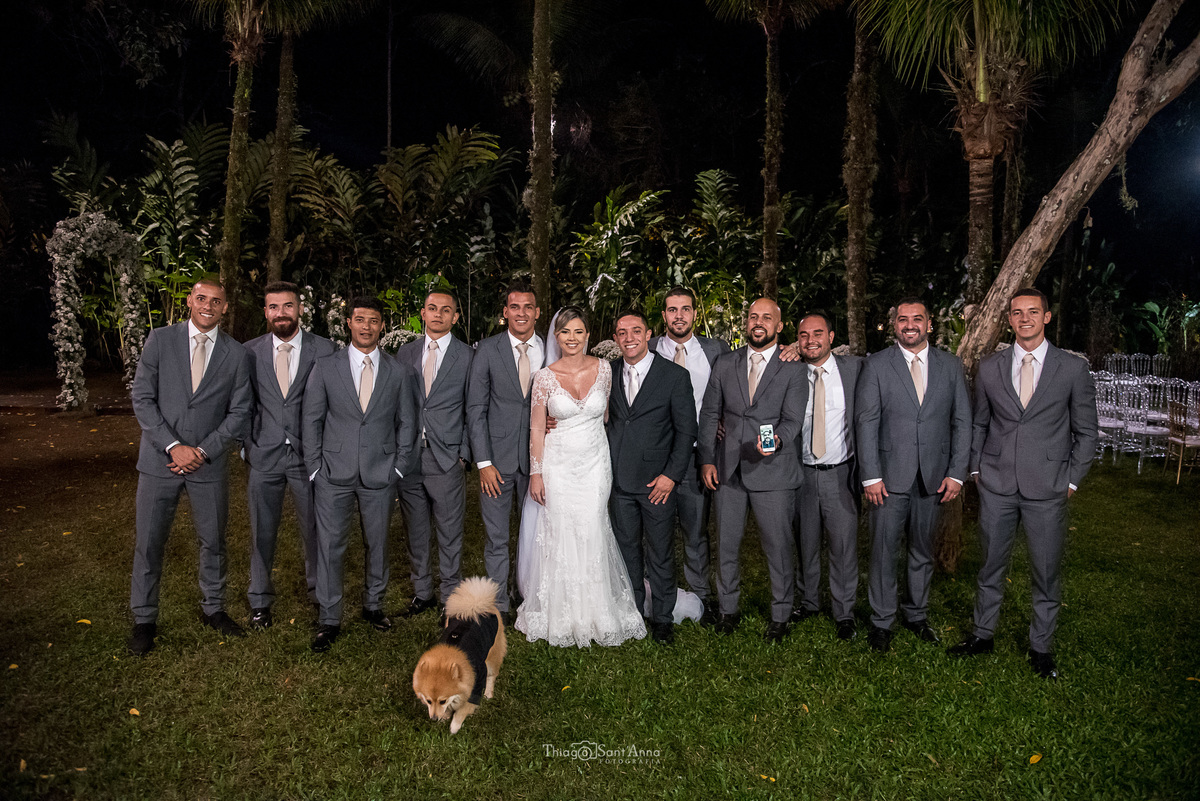 noiva noivo padrinhos pet do noivos ambiente externo grama palmeiras