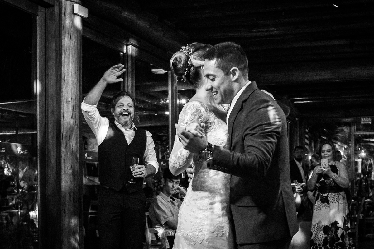 noivos dançam padrinho sorri preto e branco 