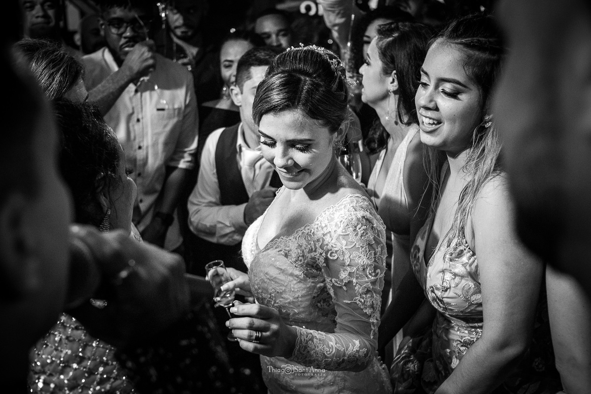 noiva dança com convidada convidados ao fundo preto e branco