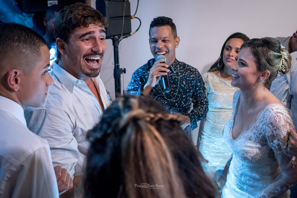 cantor microfone noiva sorri padrinhos cantam