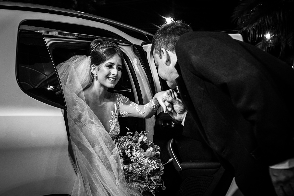 noiva véu carro buque preto e branco