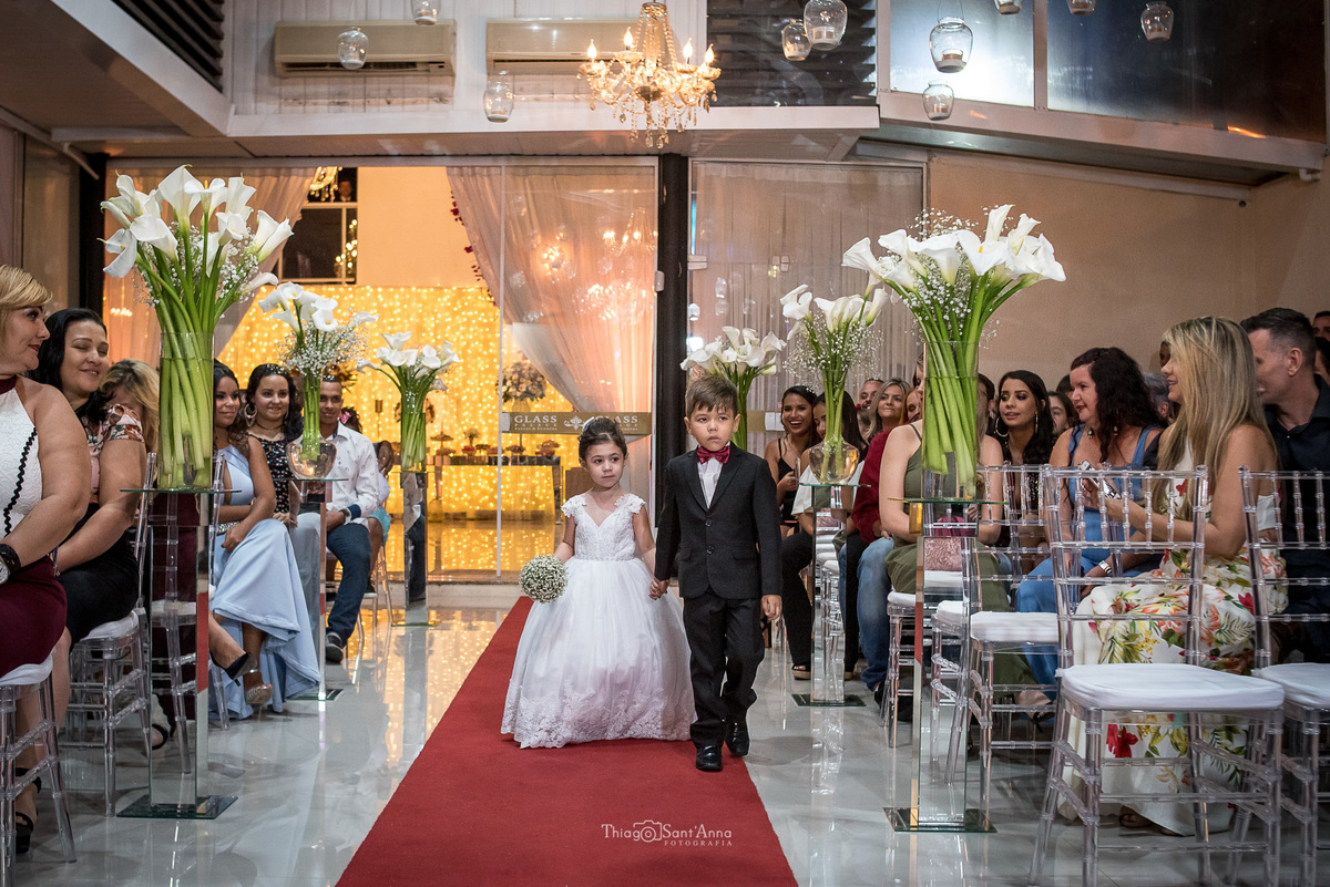 casamento cerimônia copos de leite decoração tapete vermelho dama de honra e pajem entrada 