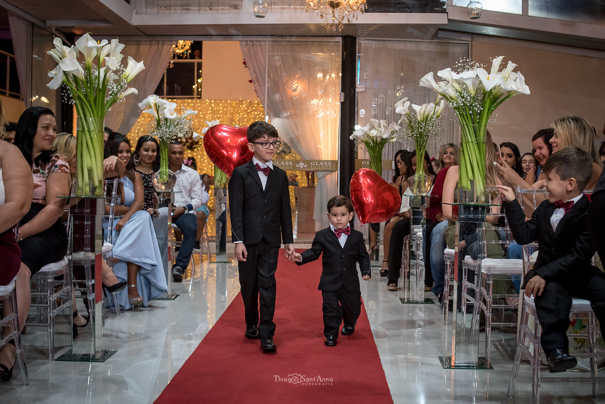 casamento cerimônia copos de leite decoração tapete vermelho pajens entrada