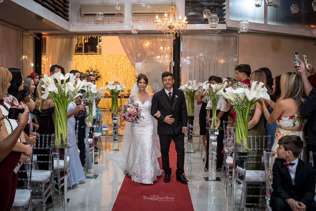casamento cerimônia copos de leite decoração tapete vermelho noiva e pai entrada