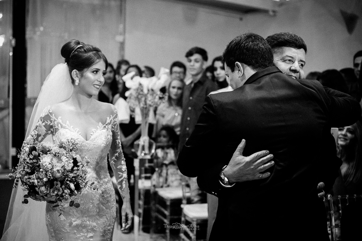 casamento cerimônia pai da noiva abraça o noivo noiva buque convidados 