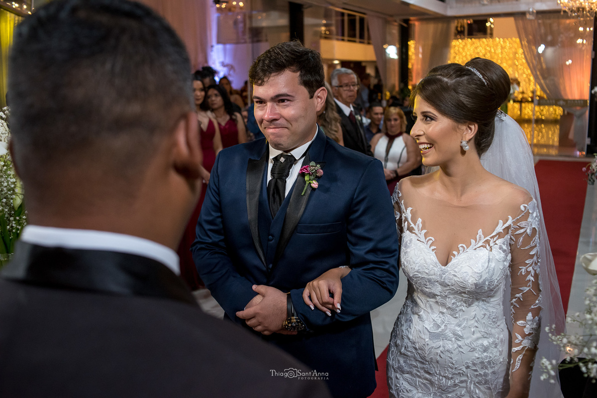 casamento cerimônia noivo emocionado noiva sorri pastor decoração 
