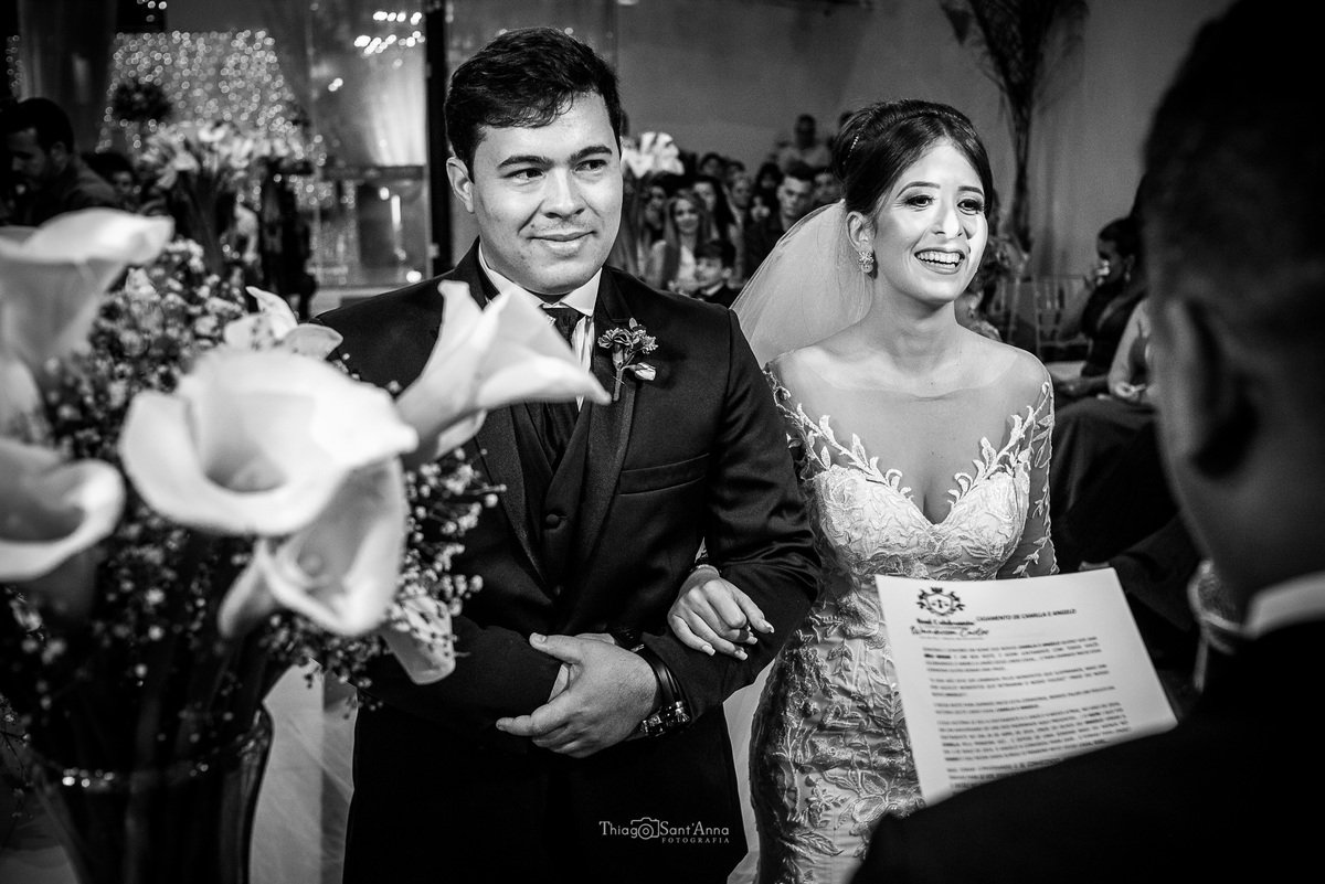 casamento cerimônia noivos ouvem o pastor decoração flores copo de leite preto e branco