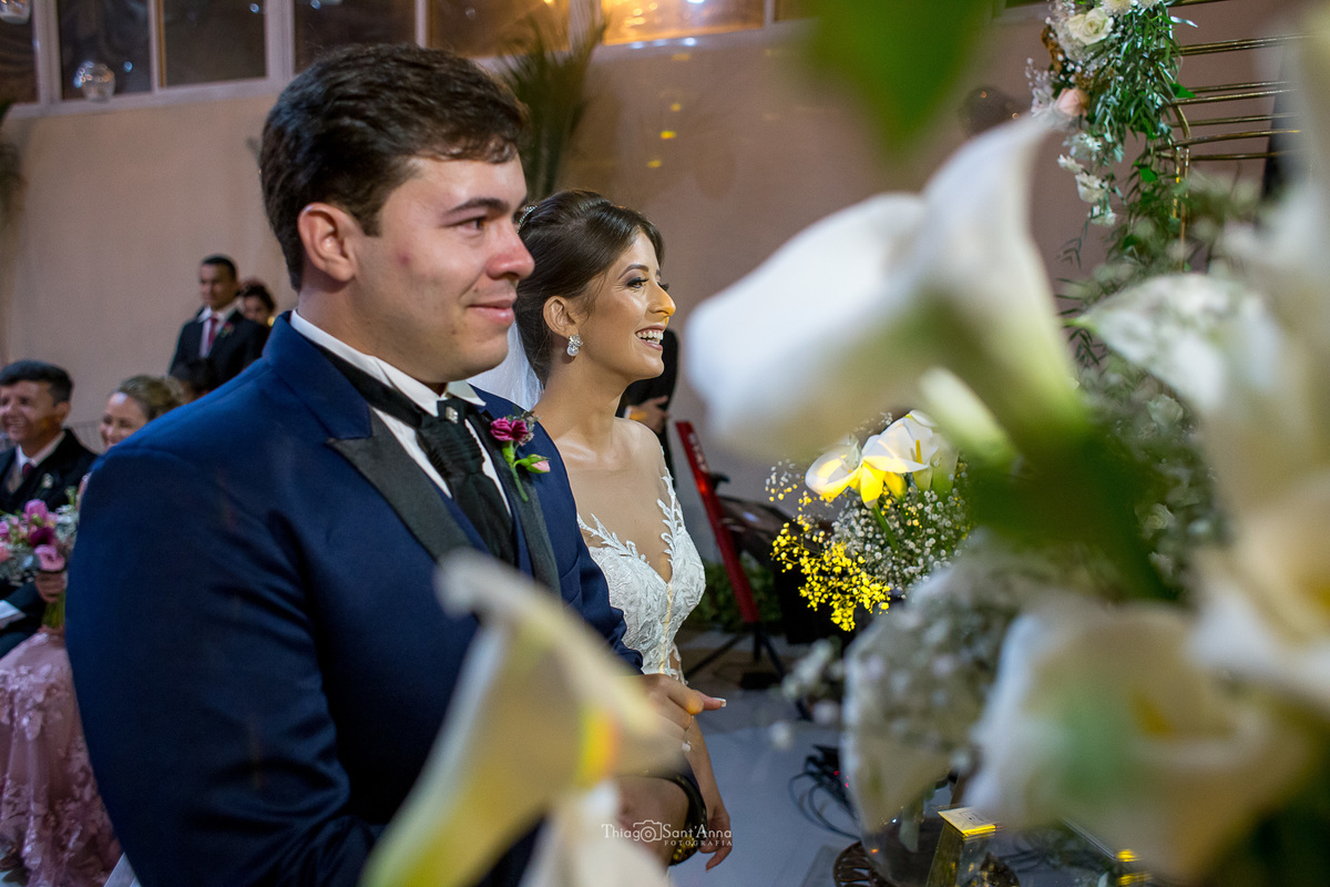 casamento cerimônia noivos ouvem o pastor decoração flores copo de leite